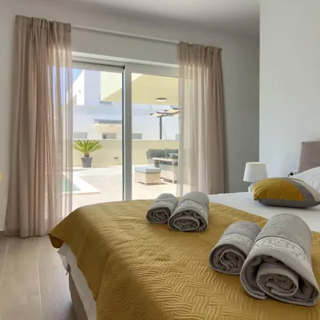 Villa Mako, Moderne Luxus-villa Mit Swimmingpool Und Whirlpool In Ruhiger Vorort-lage Von Pola