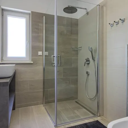 Mako, Moderne Luxus-villa Mit Swimmingpool Und Whirlpool In Ruhiger Vorort-lage Von * Pola