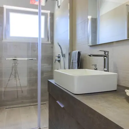 Mako, Moderne Luxus-villa Mit Swimmingpool Und Whirlpool In Ruhiger Vorort-lage Von *