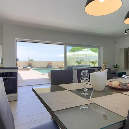 Mako, Moderne Luxus-villa Mit Swimmingpool Und Whirlpool In Ruhiger Vorort-lage Von