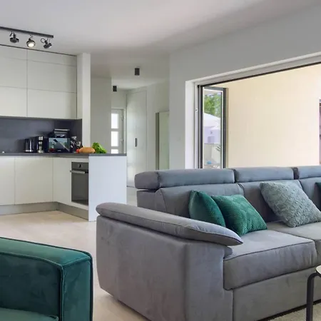 Mako, Moderne Luxus-villa Mit Swimmingpool Und Whirlpool In Ruhiger Vorort-lage Von Villa