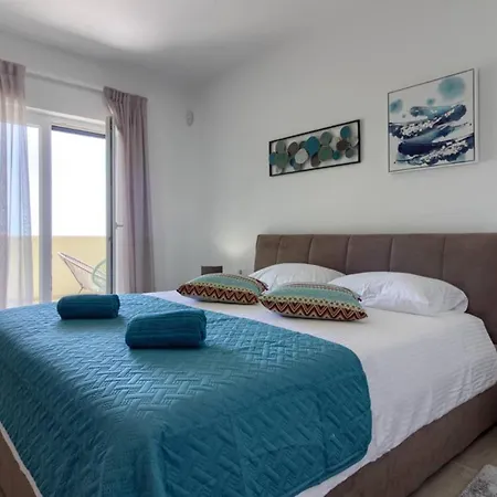 Mako, Moderne Luxus-villa Mit Swimmingpool Und Whirlpool In Ruhiger Vorort-lage Von *