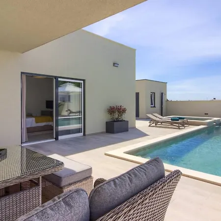 Mako, Moderne Luxus-villa Mit Swimmingpool Und Whirlpool In Ruhiger Vorort-lage Von Pola