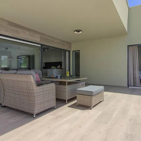 Villa Mako, Moderne Luxus-villa Mit Swimmingpool Und Whirlpool In Ruhiger Vorort-lage Von Pula