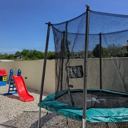 Mako, Moderne Luxus-villa Mit Swimmingpool Und Whirlpool In Ruhiger Vorort-lage Von