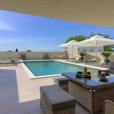 Villa Mako, Moderne Luxus-villa Mit Swimmingpool Und Whirlpool In Ruhiger Vorort-lage Von *