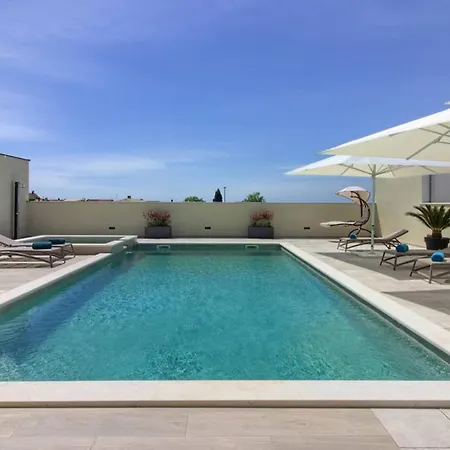 Mako, Moderne Luxus-villa Mit Swimmingpool Und Whirlpool In Ruhiger Vorort-lage Von