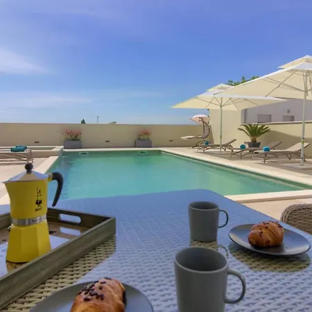 Mako, Moderne Luxus-villa Mit Swimmingpool Und Whirlpool In Ruhiger Vorort-lage Von Villa *