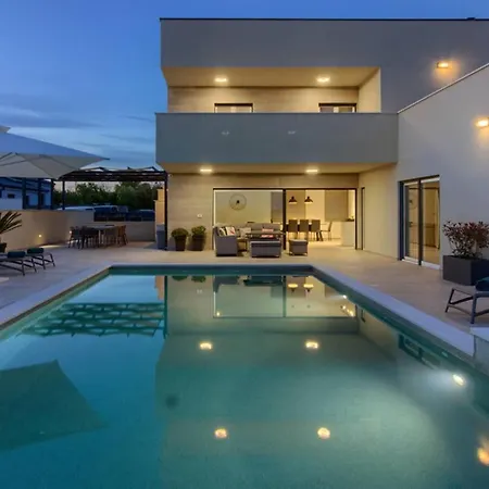 Villa Mako, Moderne Luxus-villa Mit Swimmingpool Und Whirlpool In Ruhiger Vorort-lage Von *