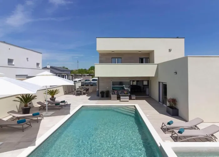 Mako, Moderne Luxus-villa Mit Swimmingpool Und Whirlpool In Ruhiger Vorort-lage Von Villa *