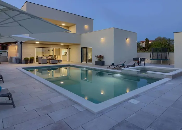 Mako, Moderne Luxus-villa Mit Swimmingpool Und Whirlpool In Ruhiger Vorort-lage Von Villa Pula