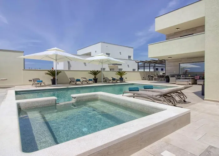 Mako, Moderne Luxus-villa Mit Swimmingpool Und Whirlpool In Ruhiger Vorort-lage Von Pula