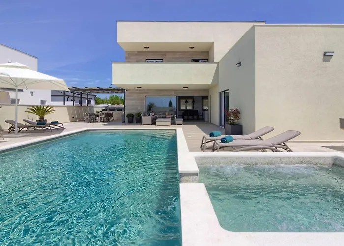 Mako, Moderne Luxus-villa Mit Swimmingpool Und Whirlpool In Ruhiger Vorort-lage Von