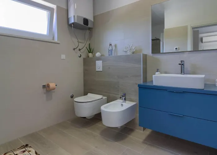 Mako, Moderne Luxus-villa Mit Swimmingpool Und Whirlpool In Ruhiger Vorort-lage Von