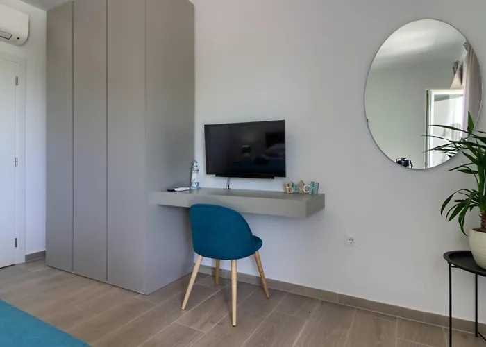 Mako, Moderne Luxus-villa Mit Swimmingpool Und Whirlpool In Ruhiger Vorort-lage Von Villa *