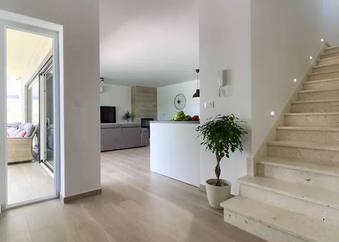 Mako, Moderne Luxus-villa Mit Swimmingpool Und Whirlpool In Ruhiger Vorort-lage Von *