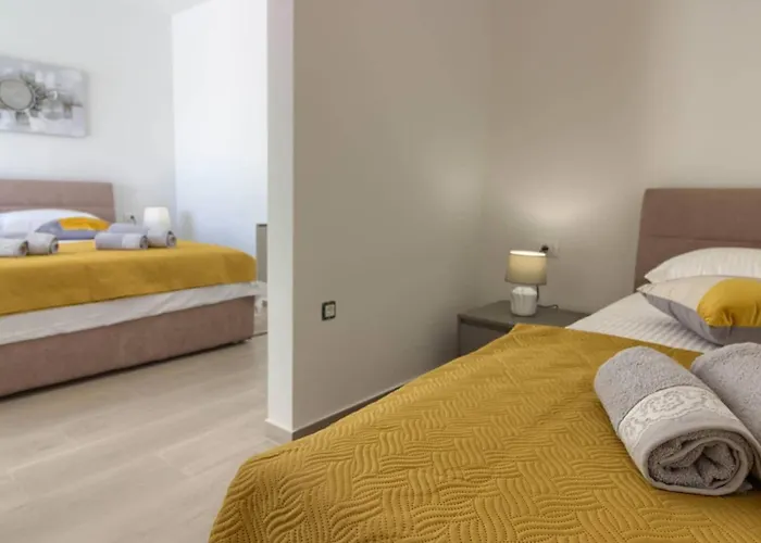 Villa Mako, Moderne Luxus-villa Mit Swimmingpool Und Whirlpool In Ruhiger Vorort-lage Von *