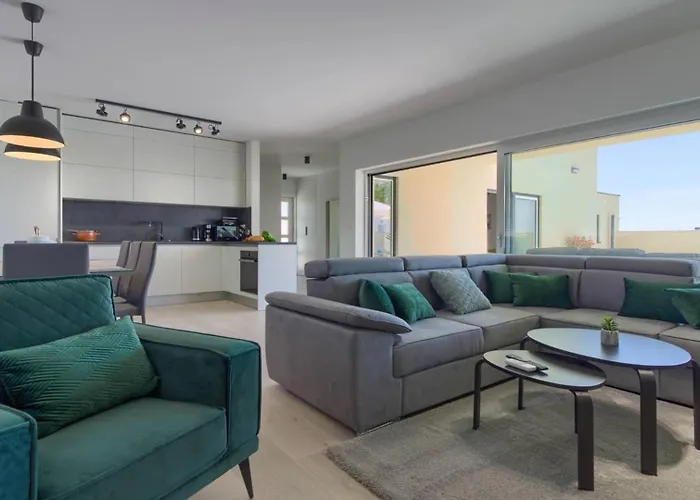Mako, Moderne Luxus-villa Mit Swimmingpool Und Whirlpool In Ruhiger Vorort-lage Von Villa