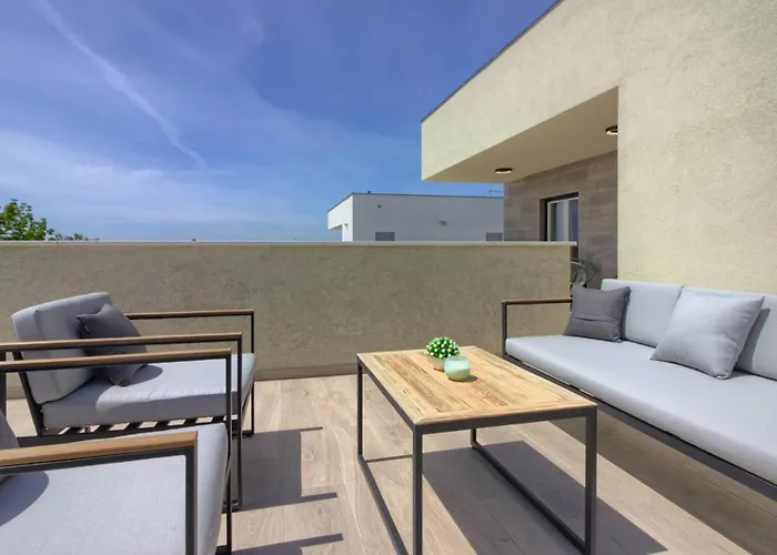 Mako, Moderne Luxus-villa Mit Swimmingpool Und Whirlpool In Ruhiger Vorort-lage Von Villa Pula