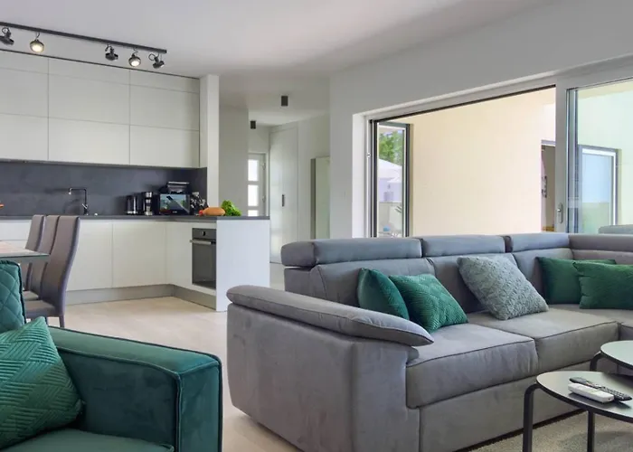 Mako, Moderne Luxus-villa Mit Swimmingpool Und Whirlpool In Ruhiger Vorort-lage Von Villa