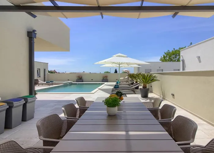 Mako, Moderne Luxus-villa Mit Swimmingpool Und Whirlpool In Ruhiger Vorort-lage Von Villa *