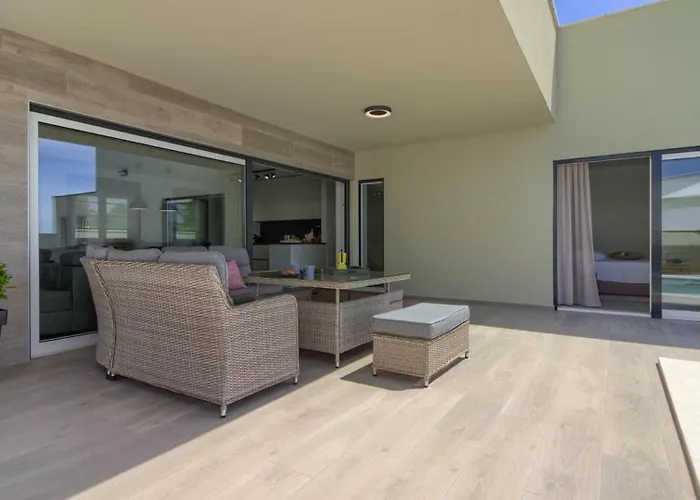 Villa Mako, Moderne Luxus-villa Mit Swimmingpool Und Whirlpool In Ruhiger Vorort-lage Von Pula