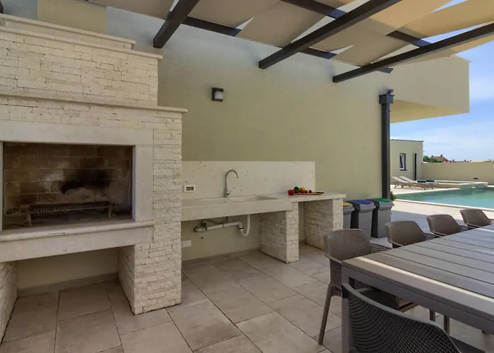 Mako, Moderne Luxus-villa Mit Swimmingpool Und Whirlpool In Ruhiger Vorort-lage Von Villa *