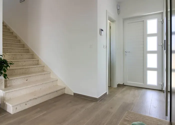 Mako, Moderne Luxus-villa Mit Swimmingpool Und Whirlpool In Ruhiger Vorort-lage Von Villa